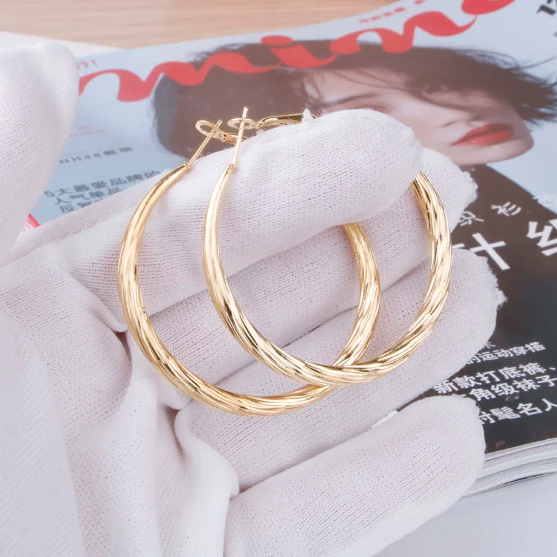 Hgflyxu Gold Color Round Big Hoop Earrings for Women Simple Circle Ear rings Scrub Ladies Fashion Female Jewelry Gifts New E0157