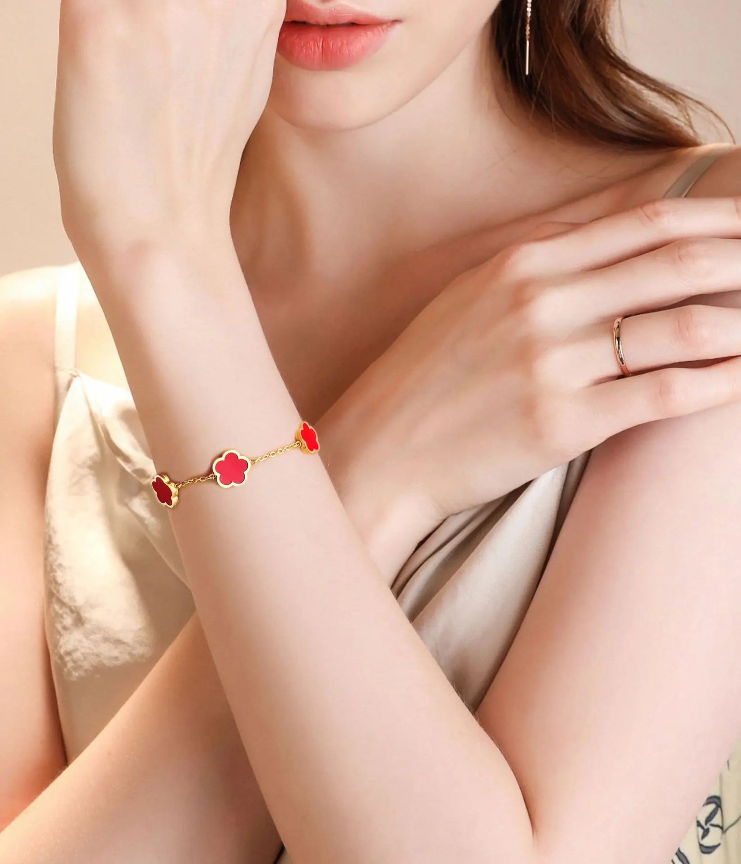 Hot Selling Stainless Steel Shell Plant Five Leaf Flower Four-Leaf Clover Adjustable Bracelet Ladie Lucky Waterproof Clover